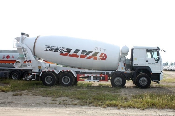 Nationale zware vrachtwagen HOWO 8X4 5,5 vierkante betonmengtruck met een capaciteit van 2-25m3