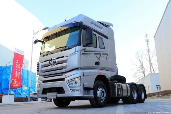 FAW Jiefang J7 zware vrachtwagen 560 pk 6x4 grote trekkracht vrachtwagen kop met multimedia systeem