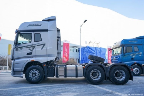 FAW Jiefang J7 zware vrachtwagen 560 pk 6x4 grote trekkracht vrachtwagen kop met multimedia systeem