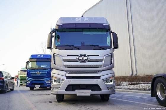 FAW Jiefang J7 zware vrachtwagen 560 pk 6x4 grote trekkracht vrachtwagen kop met multimedia systeem