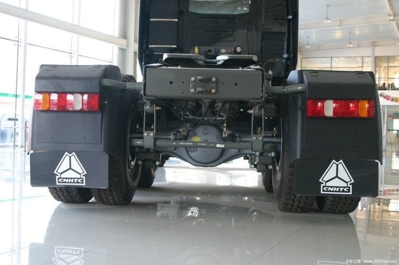 Gebruikte HOWO A7 6x4 trekkers met een tank van 400-500 liter en een SINOTRUCK-motor
