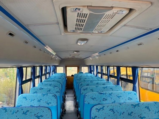 Ideaal vervoer voor basisschoolleerlingen Gebruikte schoolbus met handgeschakelde transmissie